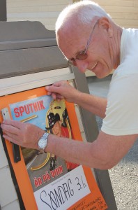 Arne i arbeid med plakatopphenging før Herreklubbens Sputnik-arrangement i juni 2012